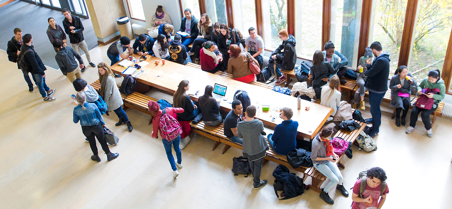 Étudiants dans le hall